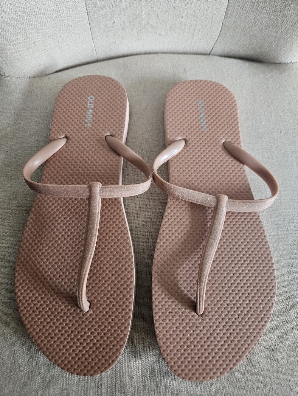 Old Navy Women’s Minimal T-Strap Flip Flop Sandals in Blush